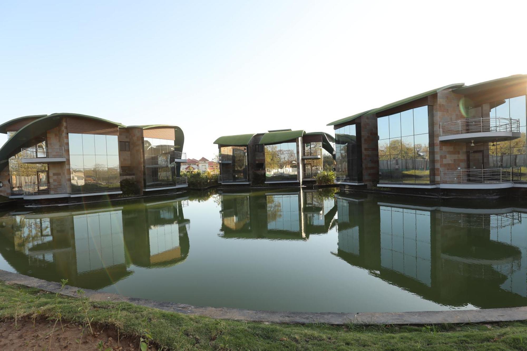 Neonz Resort & Club Anand Exterior photo